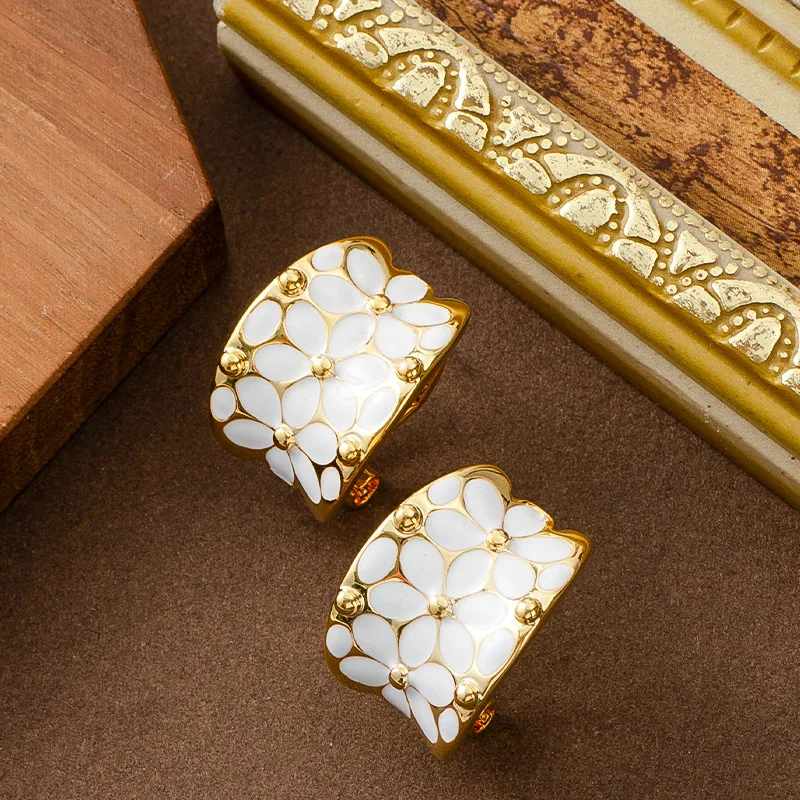 French fashion, exquisite and sweet oil dripping flower C-shaped earrings, light luxury, high-end and versatile holiday earrings
French fashion, exquisite and sweet oil dripping flower C-shaped earrings, light luxury, high-end and versatile holiday earrings