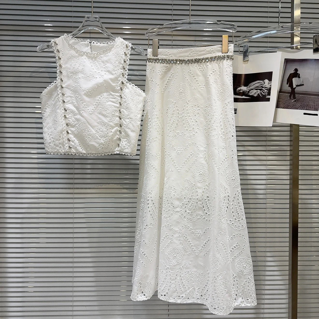 Лето 202, милая бриллиантовая цепочка Ele, ажурный жилет с цветочной вышивкой, длинная юбка, праздничный наряд, комплект из двух предметов, женская мода...
Лето 202, милая бриллиантовая цепочка Ele, ажурный жилет с цветочной вышивкой, длинная юбка, праздничный наряд, комплект из двух предметов, женская мода...