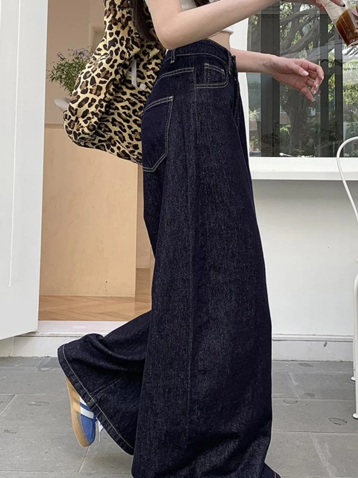 Синие широкие джинсы женские в стиле ретро, больших размеров, свободные, с высокой талией, прямые брюки в пол, дизайнерская модель
Синие широкие джинсы женские в стиле ретро, больших размеров, свободные, с высокой талией, прямые брюки в пол, дизайнерская модель