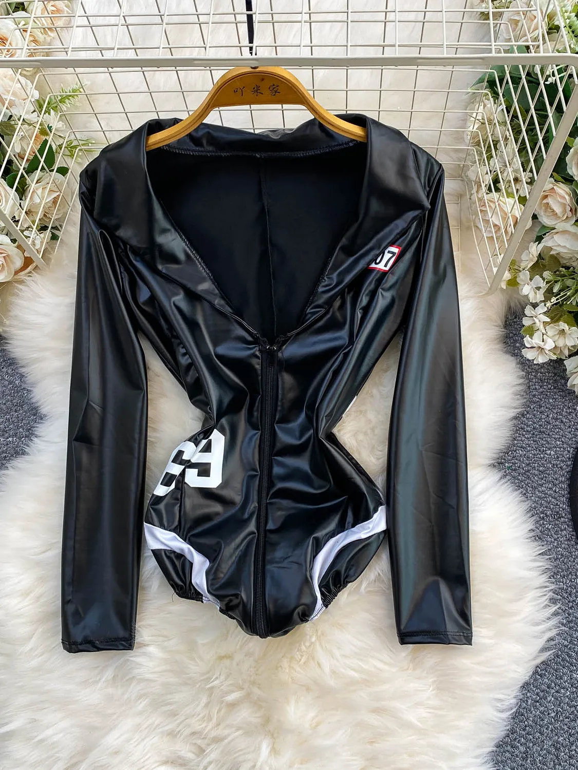 Sexy Low-Waist Zipper One-Piece Swimsuit Women's Slimming Design PU Leather Jumpsuit Commute Style Short Pants Regular Thickness
Sexy Low-Waist Zipper One-Piece Swimsuit Women's Slimming Design PU Leather Jumpsuit Commute Style Short Pants Regular Thickness