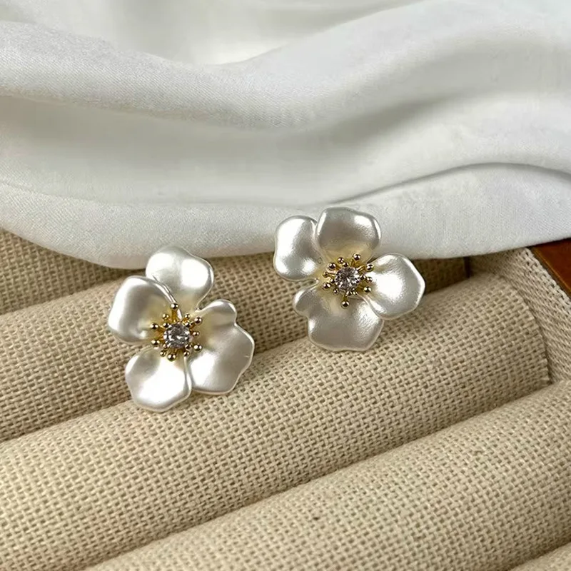 Silver Color Chic Retro Sanding Flower Plant Zircon Stud Earrings for Women Fashion Jewelry High Luxury Vintage Accessory
Silver Color Chic Retro Sanding Flower Plant Zircon Stud Earrings for Women Fashion Jewelry High Luxury Vintage Accessory