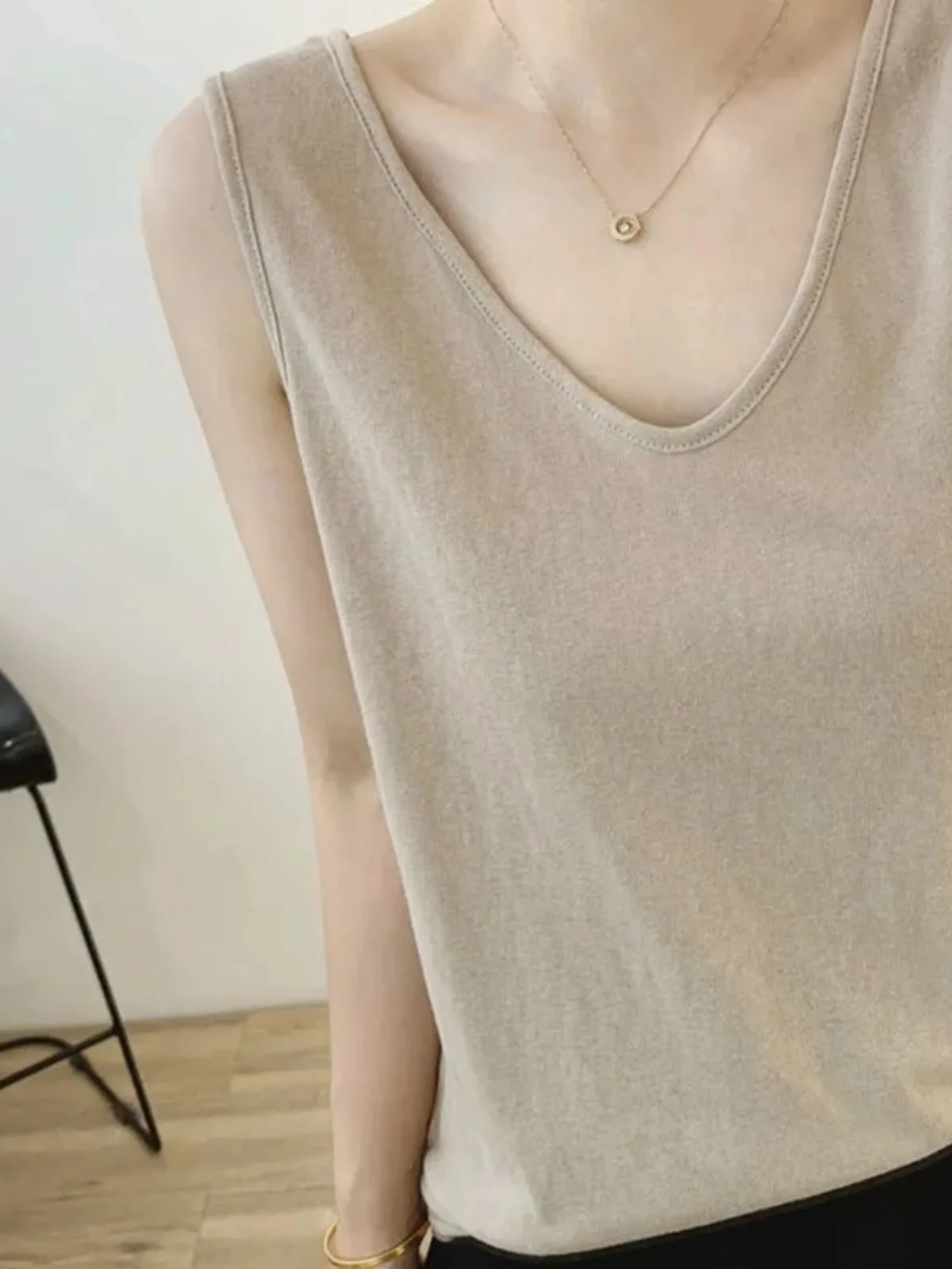 plus Size Summer Thin Base Layer Small Vest Women Casual Loose Versatile Workwear Style V-Neck Sleeveless Loose Fit Top
plus Size Summer Thin Base Layer Small Vest Women Casual Loose Versatile Workwear Style V-Neck Sleeveless Loose Fit Top