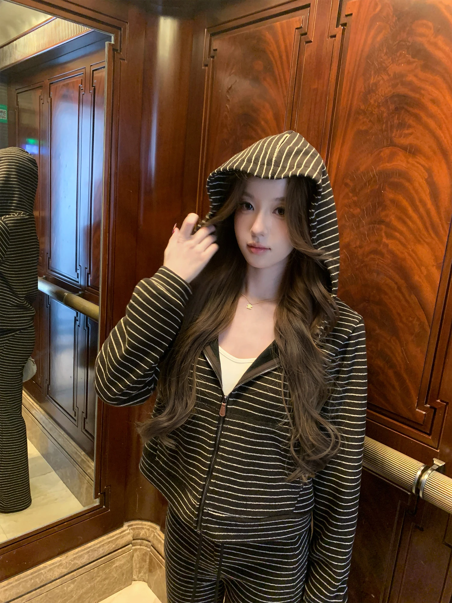 Комплект Pusumede: мягкая повседневная женская куртка с капюшоном и укороченные расклешенные брюки, удобный свободный крой, длинный рукав
Комплект Pusumede: мягкая повседневная женская куртка с капюшоном и укороченные расклешенные брюки, удобный свободный крой, длинный рукав