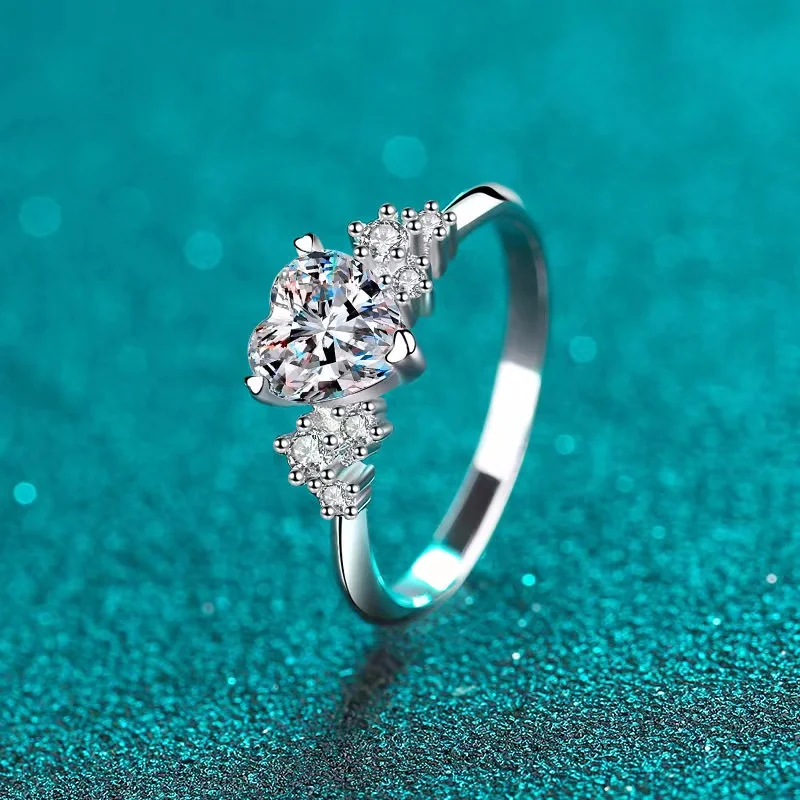 Trendy 925 Sterling Silver 1ct Heart Moissanite Ring for Women Plated White Gold D Color VVS1 Moissanite Engagement Rings Gift
Trendy 925 Sterling Silver 1ct Heart Moissanite Ring for Women Plated White Gold D Color VVS1 Moissanite Engagement Rings Gift