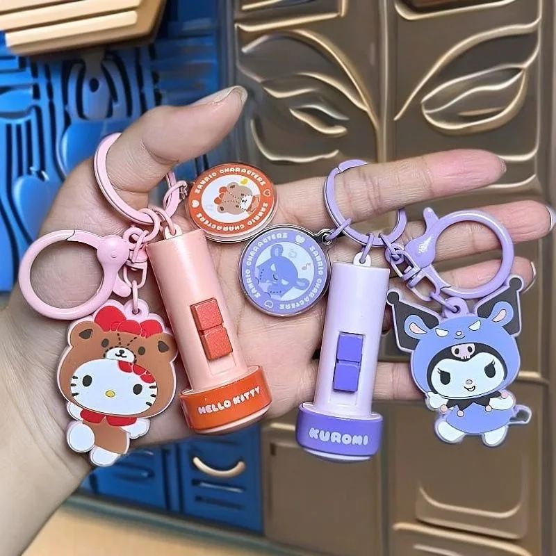 Подвеска «Hello Kitty», аниме, периферийные устройства, новая модель, креативный модный проекционный ключ-фонарик, милый забавный брелок с героями мультфильмов
Подвеска «Hello Kitty», аниме, периферийные устройства, новая модель, креативный модный проекционный ключ-фонарик, милый забавный брелок с героями мультфильмов