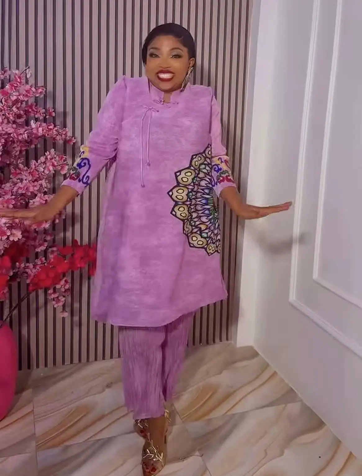 Осень 2023, новый модный костюм для мам среднего возраста, улучшенный Cheongsam с ретро-принтом, свободный и тонкий свободный комплект из двух предметов для женщин
Осень 2023, новый модный костюм для мам среднего возраста, улучшенный Cheongsam с ретро-принтом, свободный и тонкий свободный комплект из двух предметов для женщин