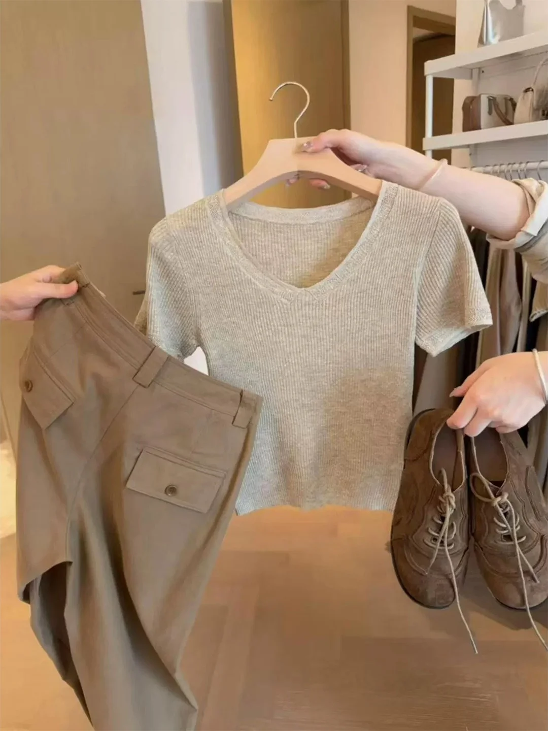 Summer New Soft Comfortable Ice Silk Knitted Top Women's Casual Short Sleeve V-Neck T-Shirt Korean Style Slim Fit Inner Wear
Summer New Soft Comfortable Ice Silk Knitted Top Women's Casual Short Sleeve V-Neck T-Shirt Korean Style Slim Fit Inner Wear