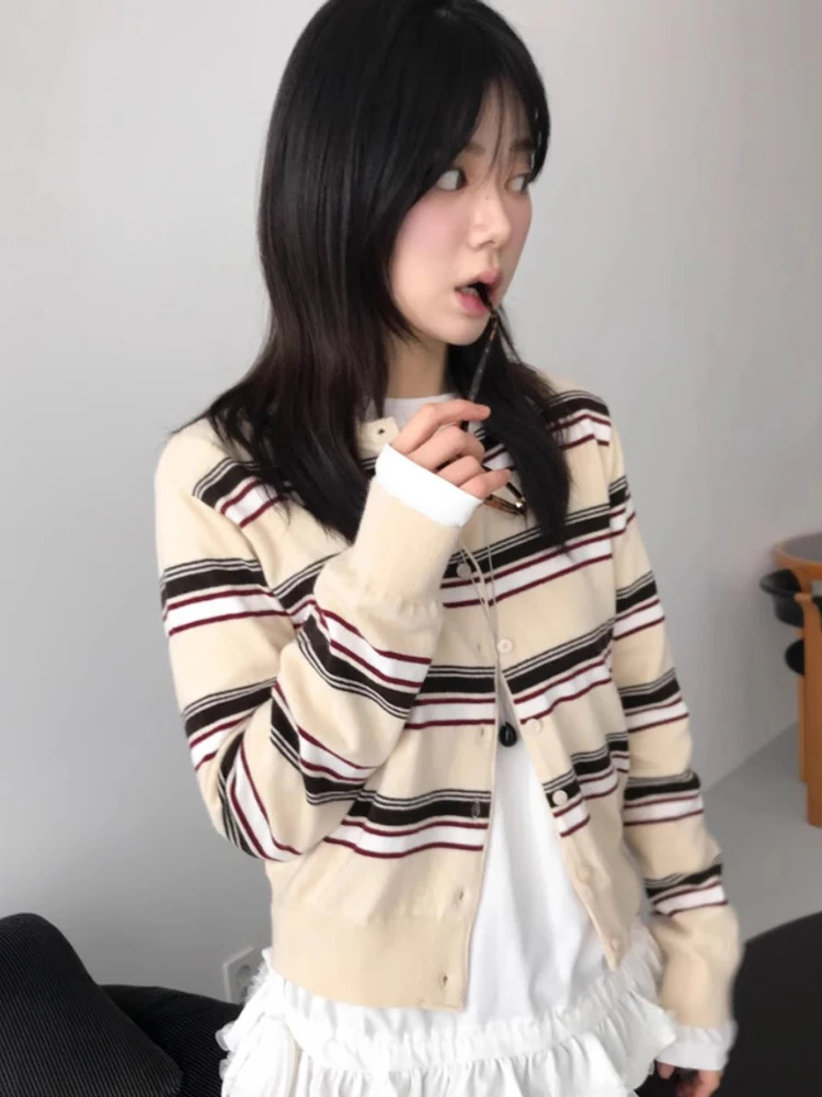 Soft Striped Knitwear Jaet Women's Spring New Sle College Wind Thin Color Colion Comfortable Match All over Top
Soft Striped Knitwear Jaet Women's Spring New Sle College Wind Thin Color Colion Comfortable Match All over Top