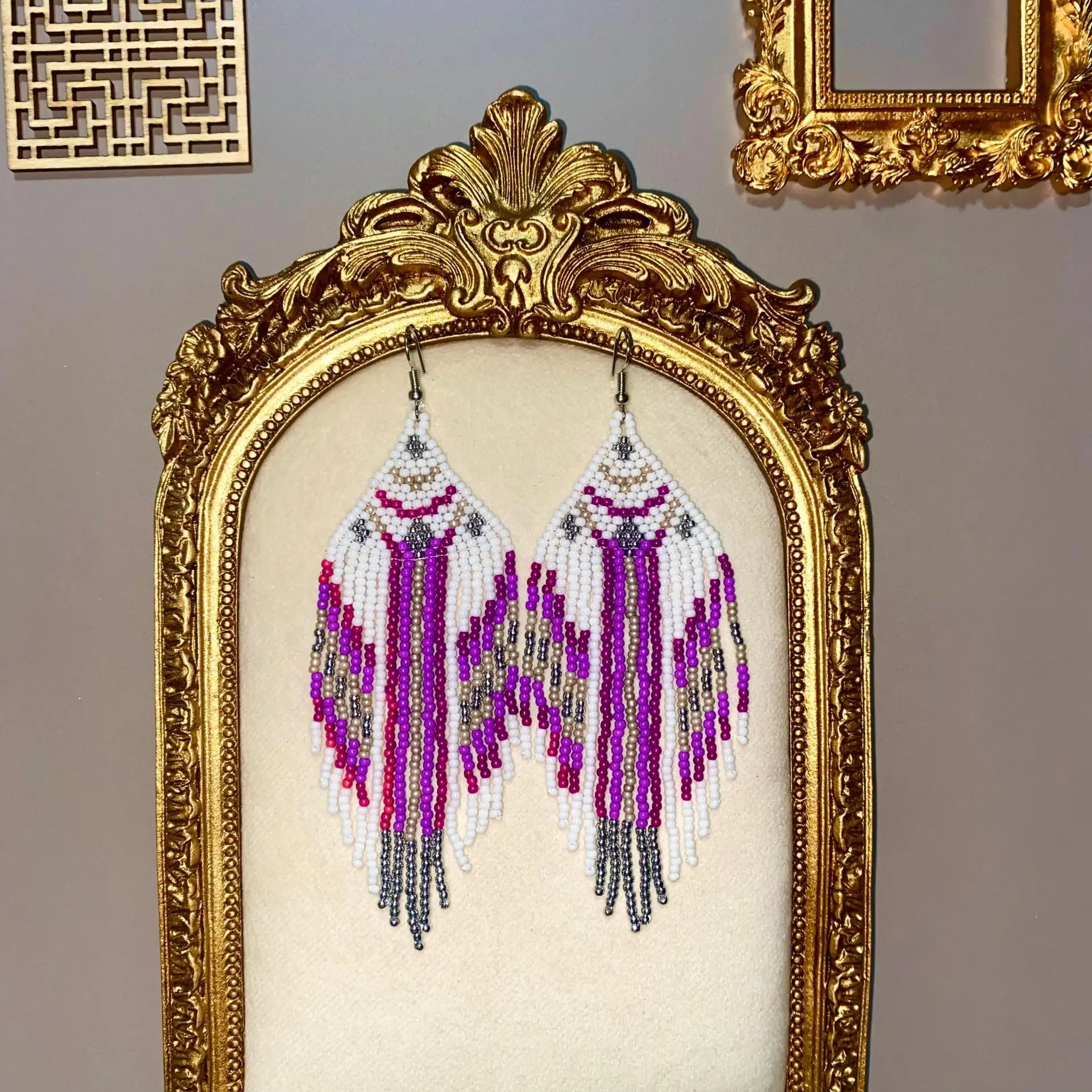 Серьги из рисовых бусин в богемном стиле. Геометрия. Смешивание цветов. Длинная кисточка. Сплав ручной работы. Тенденция в национальном стиле. Серьги из бисера.
Серьги из рисовых бусин в богемном стиле. Геометрия. Смешивание цветов. Длинная кисточка. Сплав ручной работы. Тенденция в национальном стиле. Серьги из бисера.