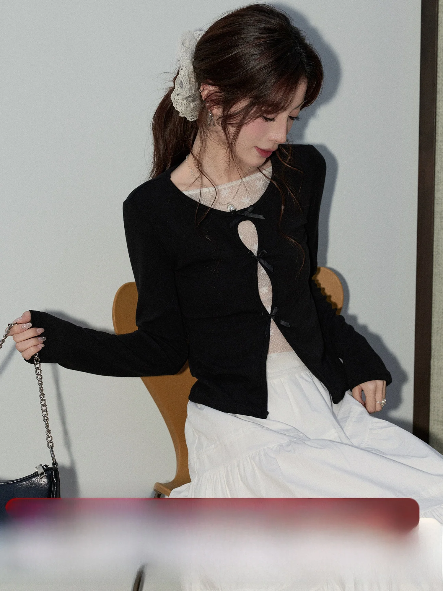 Корейская женская футболка с кружевными вставками и узлами, ажурный дизайн, мягкий трикотажный топ с длинными рукавами для ранней весны
Корейская женская футболка с кружевными вставками и узлами, ажурный дизайн, мягкий трикотажный топ с длинными рукавами для ранней весны