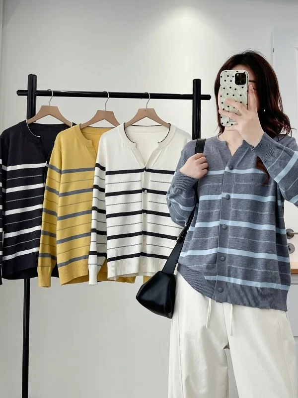 plus Size Women's Casual Loose Knitted Open Cardigan Autumn New Style Korean Version Striped Color Block Sweater Outerwear
plus Size Women's Casual Loose Knitted Open Cardigan Autumn New Style Korean Version Striped Color Block Sweater Outerwear