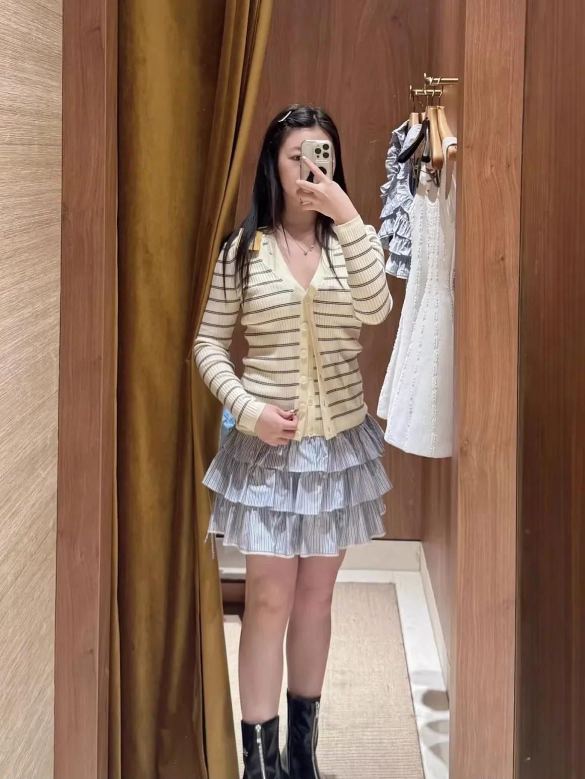 Women Striped Knitted Cardigan V-Neck Single Breasted Long Sleeve Casual Slim Sweater
Women Striped Knitted Cardigan V-Neck Single Breasted Long Sleeve Casual Slim Sweater
