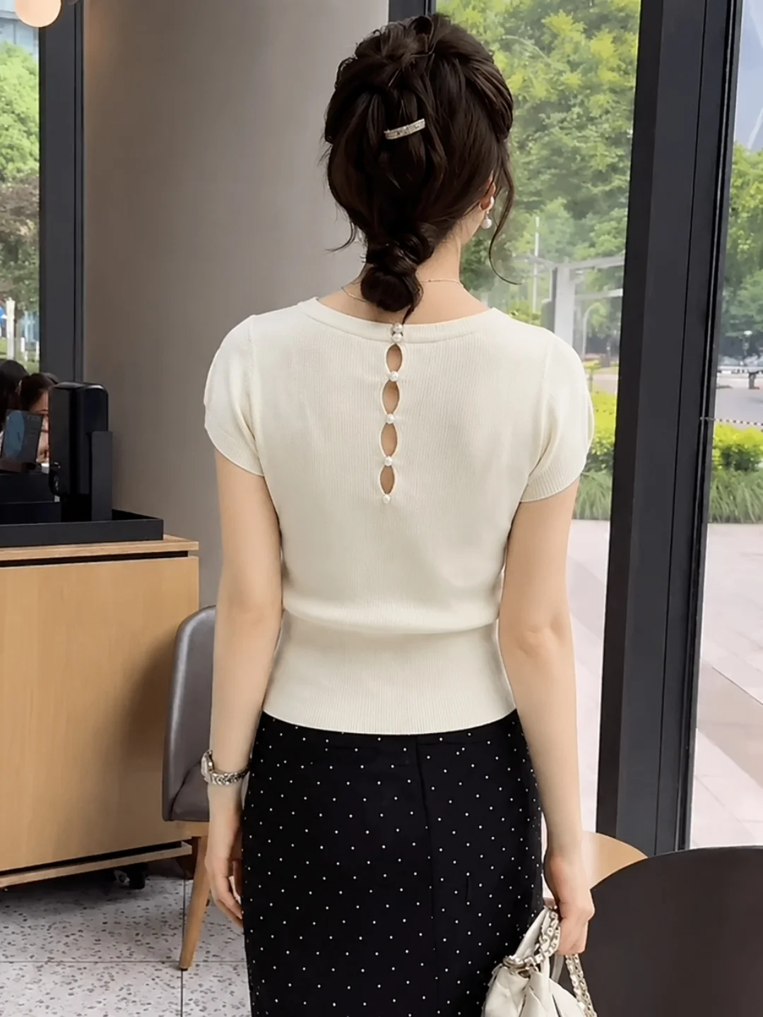 Elegant Short Sleeve Knitted T-Shirt Women's Slim Fit Hollow Back Top Summer Fashion Versatile Classy Style round Neck Tee
Elegant Short Sleeve Knitted T-Shirt Women's Slim Fit Hollow Back Top Summer Fashion Versatile Classy Style round Neck Tee