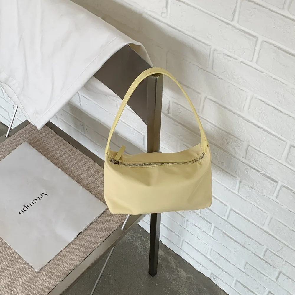 Retro Korean Style Nylon Handbag Solid Color Large Capacity Underarm Bag Lightweight Nylon Shoulder Bag Travel
Retro Korean Style Nylon Handbag Solid Color Large Capacity Underarm Bag Lightweight Nylon Shoulder Bag Travel