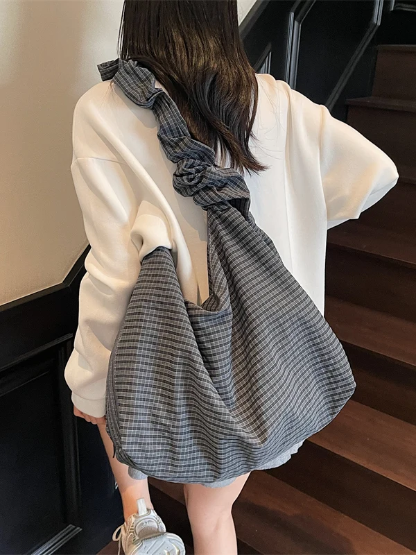 Korean Style Lazy Casual Plaid Canvas Tote Bag Single Shoulder Slant Cross Commuter Bag for Class And Commuting
Korean Style Lazy Casual Plaid Canvas Tote Bag Single Shoulder Slant Cross Commuter Bag for Class And Commuting