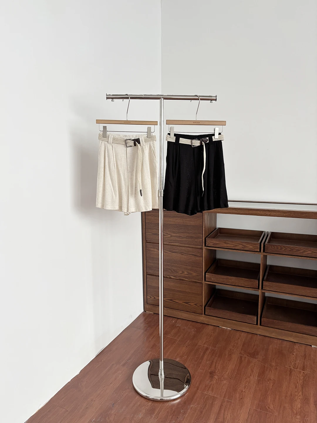 High Waist Wide Leg Short Pants Women's Casual Style Elastic Waist Belted Black Versatile Summer 2026 Commute Fashion
High Waist Wide Leg Short Pants Women's Casual Style Elastic Waist Belted Black Versatile Summer 2026 Commute Fashion