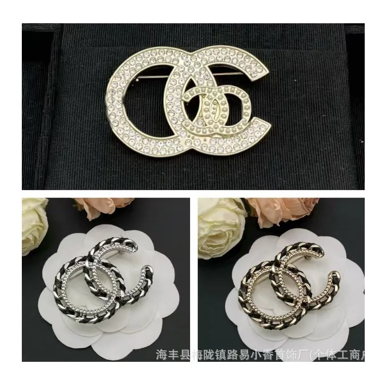 The Double-letter Brooch Should Not Be Placed on The Suit Neckline Bag To Enhance The Refinement of The Dress.
The Double-letter Brooch Should Not Be Placed on The Suit Neckline Bag To Enhance The Refinement of The Dress.