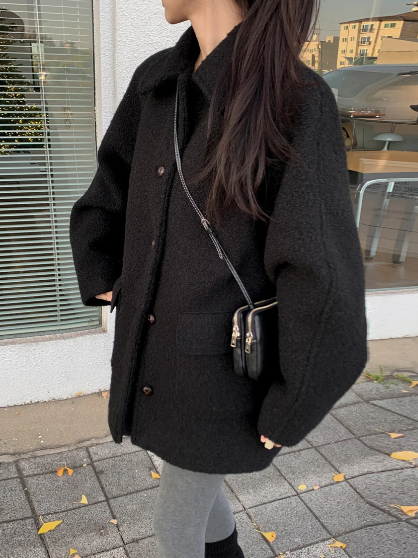Autumn Winter Woolen Coat Women's High-End Korean Style Gentle Retro Lapel Mushroom Button Warm Fur Outerwear Atmosphere Feeling
Autumn Winter Woolen Coat Women's High-End Korean Style Gentle Retro Lapel Mushroom Button Warm Fur Outerwear Atmosphere Feeling