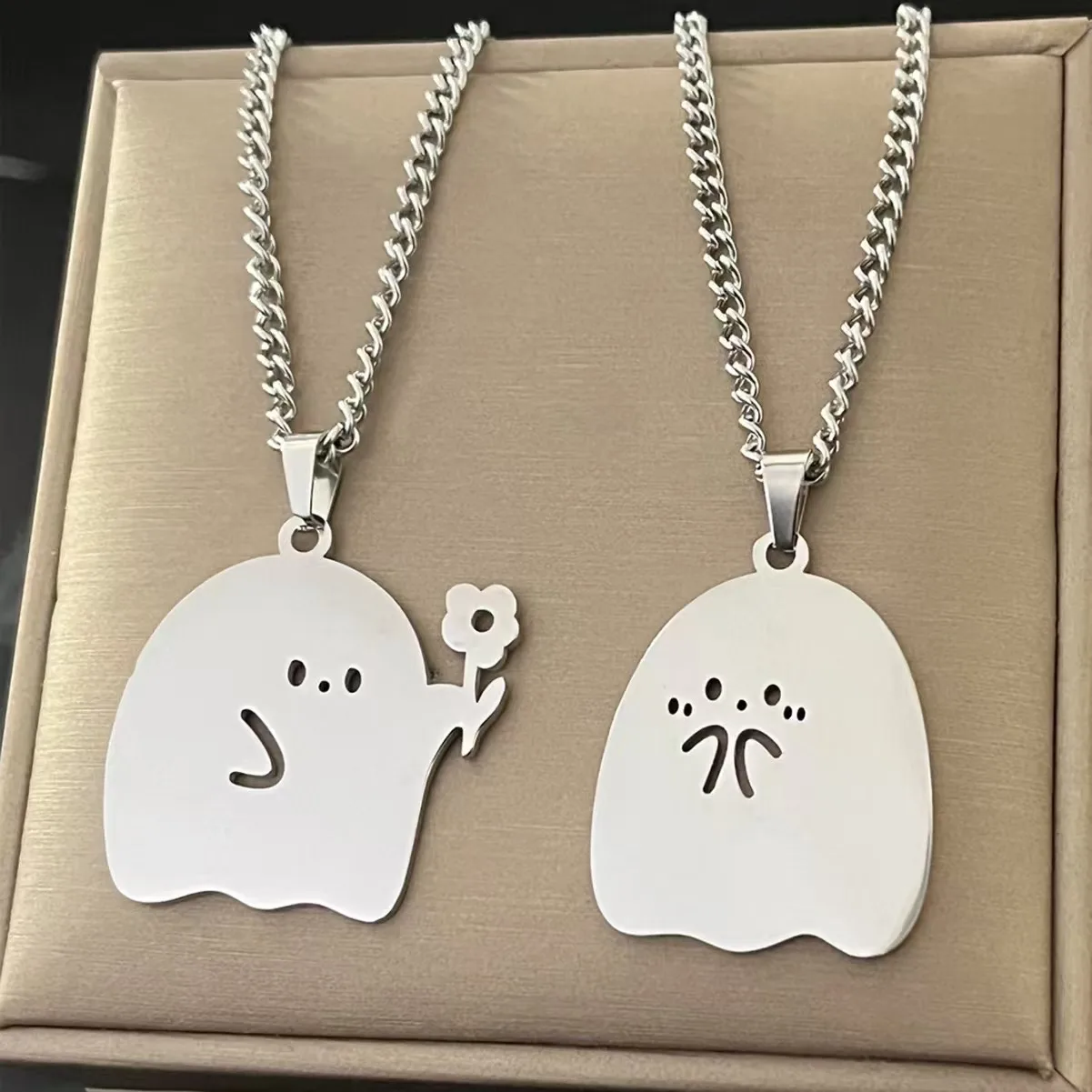 Creative and cute group splicing, flower delivery, shy and textured necklace for girlfriends, cute cartoon couple style
Creative and cute group splicing, flower delivery, shy and textured necklace for girlfriends, cute cartoon couple style