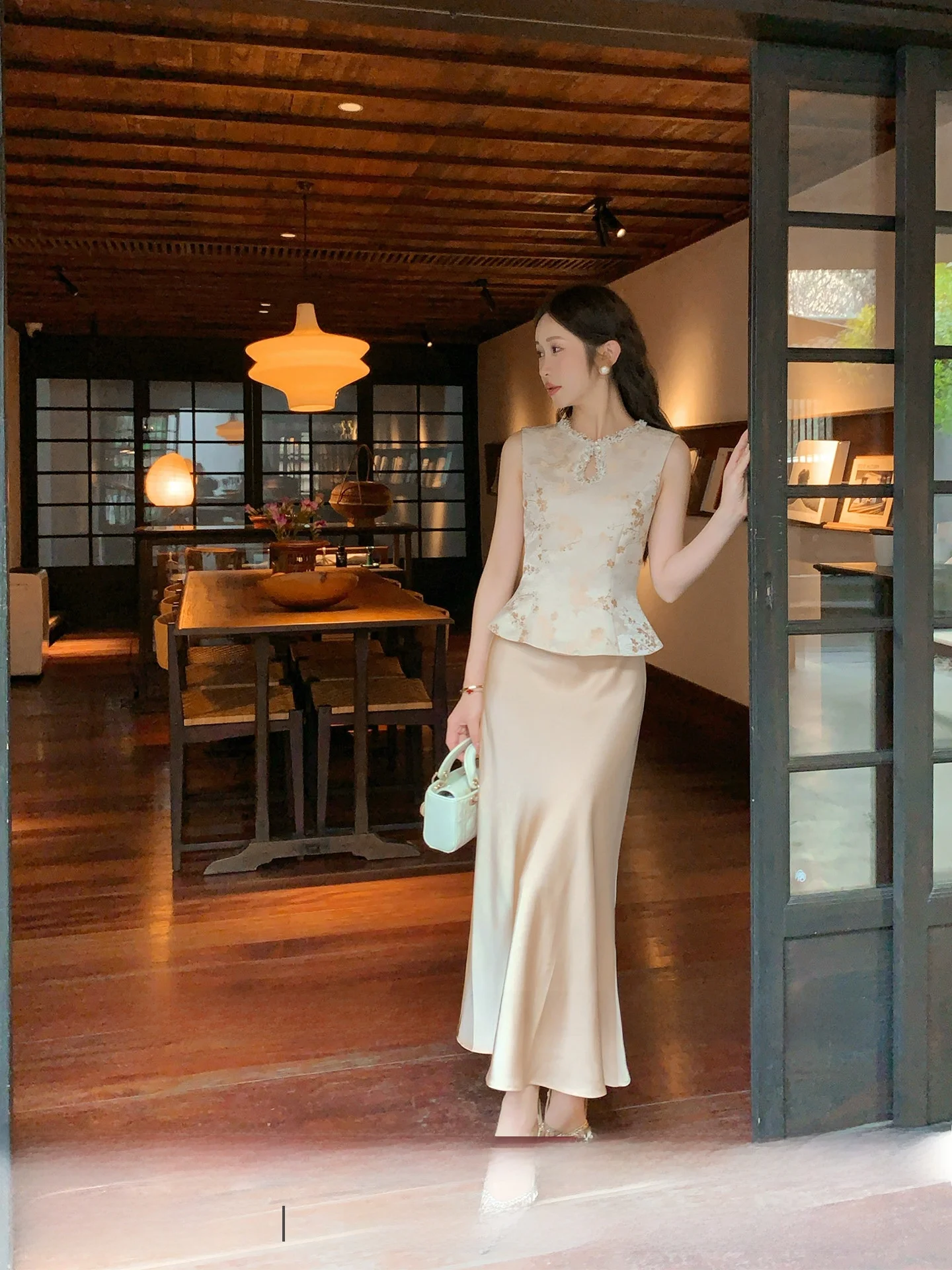 Elegant Chinese Style Sleeveless Vest Women's Fashion Satin Waist-Cinching Top Light Luxury New Summer Commute Style
Elegant Chinese Style Sleeveless Vest Women's Fashion Satin Waist-Cinching Top Light Luxury New Summer Commute Style