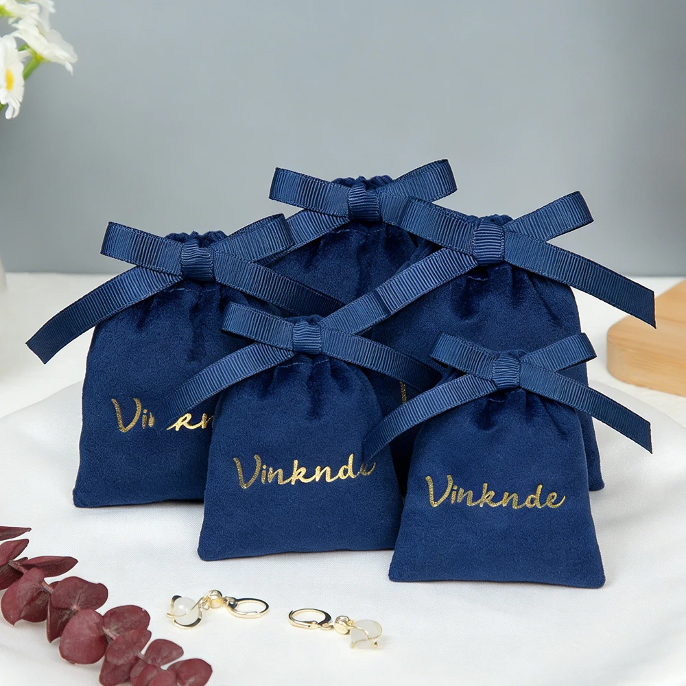 Custom Navy Blue Velvet Jewelry Pouch with Logo Printed Ribbon Drawstring Bags for Rings Bracelets Perfume Cosmetic Oil Candy
Custom Navy Blue Velvet Jewelry Pouch with Logo Printed Ribbon Drawstring Bags for Rings Bracelets Perfume Cosmetic Oil Candy
