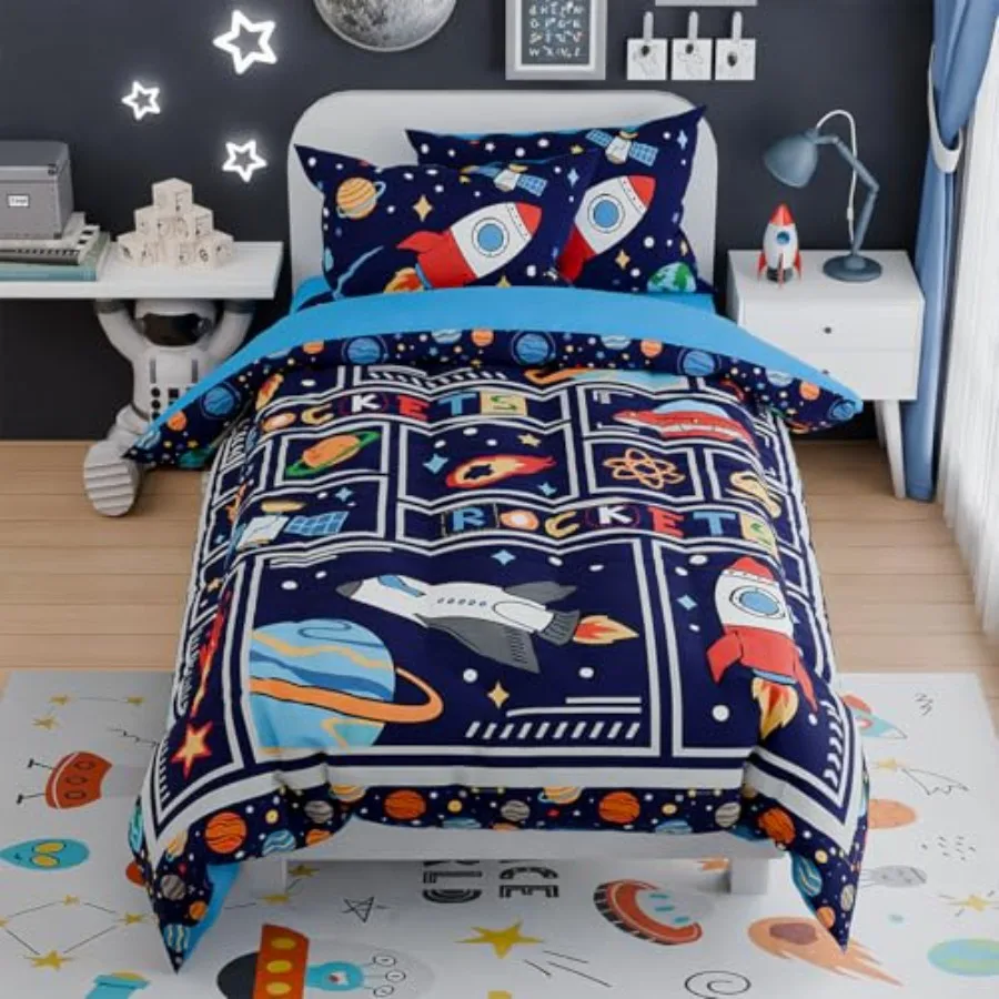 Комплект постельного белья Space Bedding Twin для мальчиков: ультрамягкое одеяло из микрофибры и 3-предметный набор с рисунком ракеты для спальни подростков и детей.
Комплект постельного белья Space Bedding Twin для мальчиков: ультрамягкое одеяло из микрофибры и 3-предметный набор с рисунком ракеты для спальни подростков и детей.