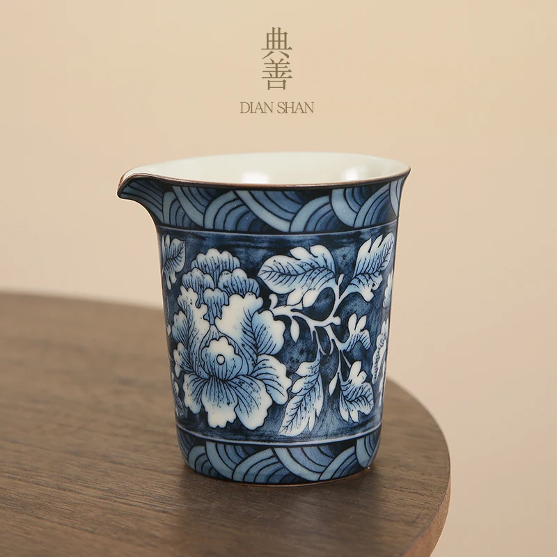 Blue and white Ru Kiln flower fair cup light luxury single tea sea even tea cup high-grade ceramic male cup tea dispenser
Blue and white Ru Kiln flower fair cup light luxury single tea sea even tea cup high-grade ceramic male cup tea dispenser