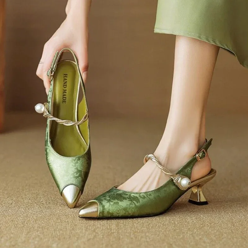 Women's Sandals Summer New Retro Pointy Low Heel Buckle Toe High Heels Fashion Temperament Pearl Stiletto Sandals
Women's Sandals Summer New Retro Pointy Low Heel Buckle Toe High Heels Fashion Temperament Pearl Stiletto Sandals