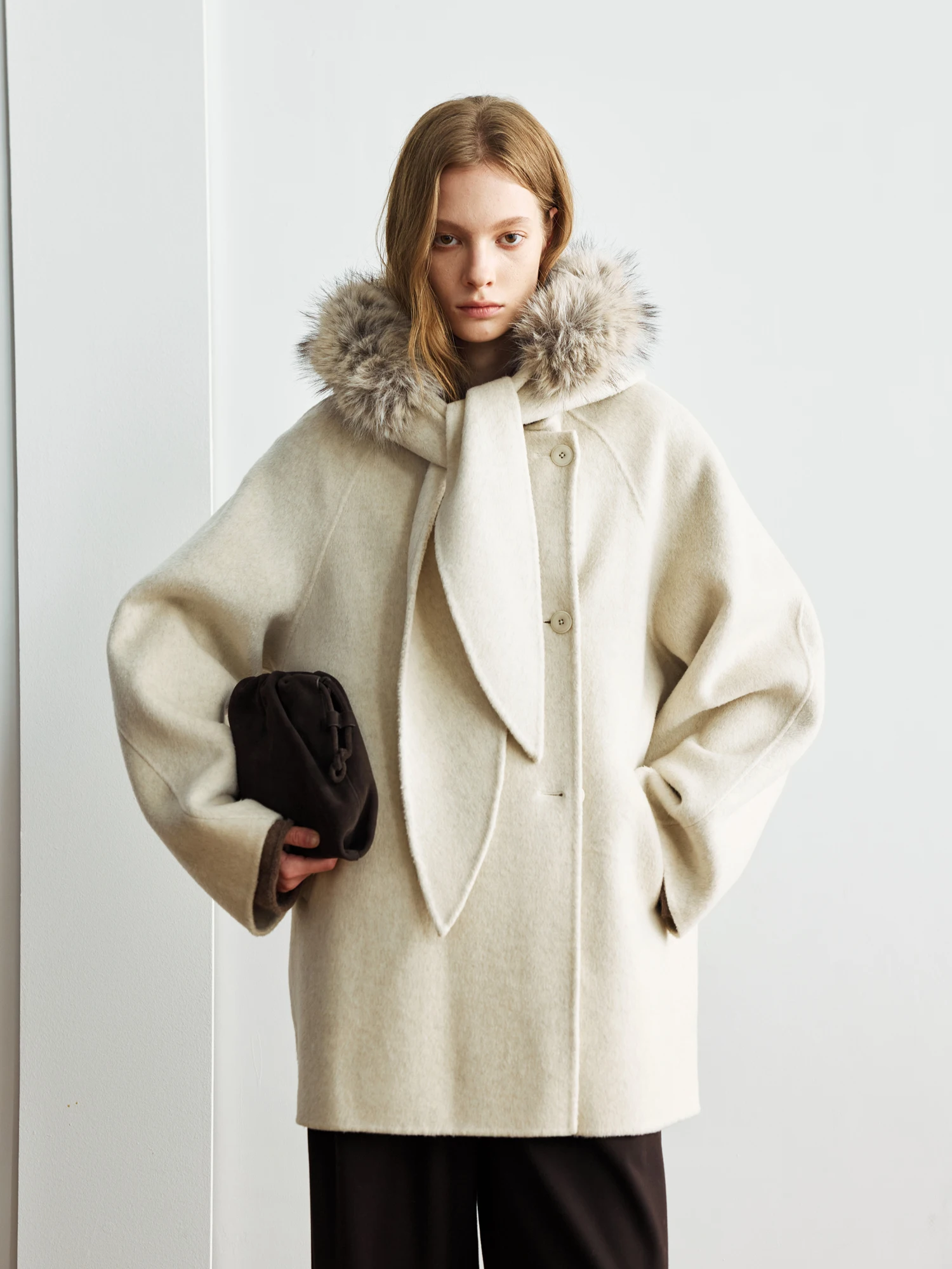 Double-Sided Woolen Coat with Detachable Fur Collar Artistic Faionable Loose Fit Hat Included for Women by Openrolesins
Double-Sided Woolen Coat with Detachable Fur Collar Artistic Faionable Loose Fit Hat Included for Women by Openrolesins