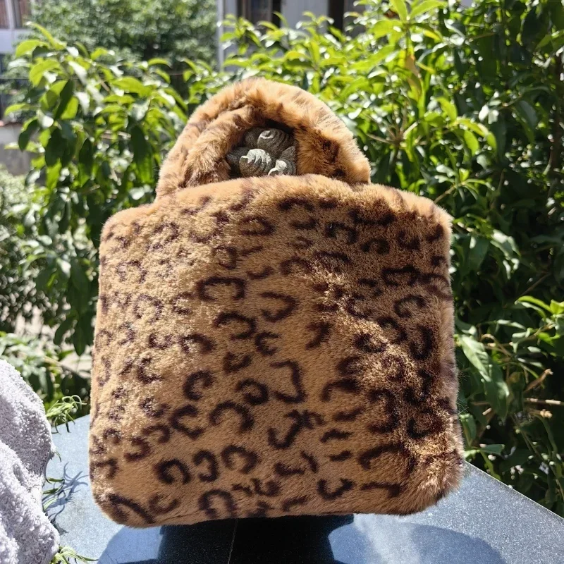 Зимняя женская сумочка из искусственного меха, дизайнерская женская маленькая плюшевая Сумка-тоут с леопардовым принтом, сумка через плечо с золотой цепочкой, мягкая теплая
Зимняя женская сумочка из искусственного меха, дизайнерская женская маленькая плюшевая Сумка-тоут с леопардовым принтом, сумка через плечо с золотой цепочкой, мягкая теплая