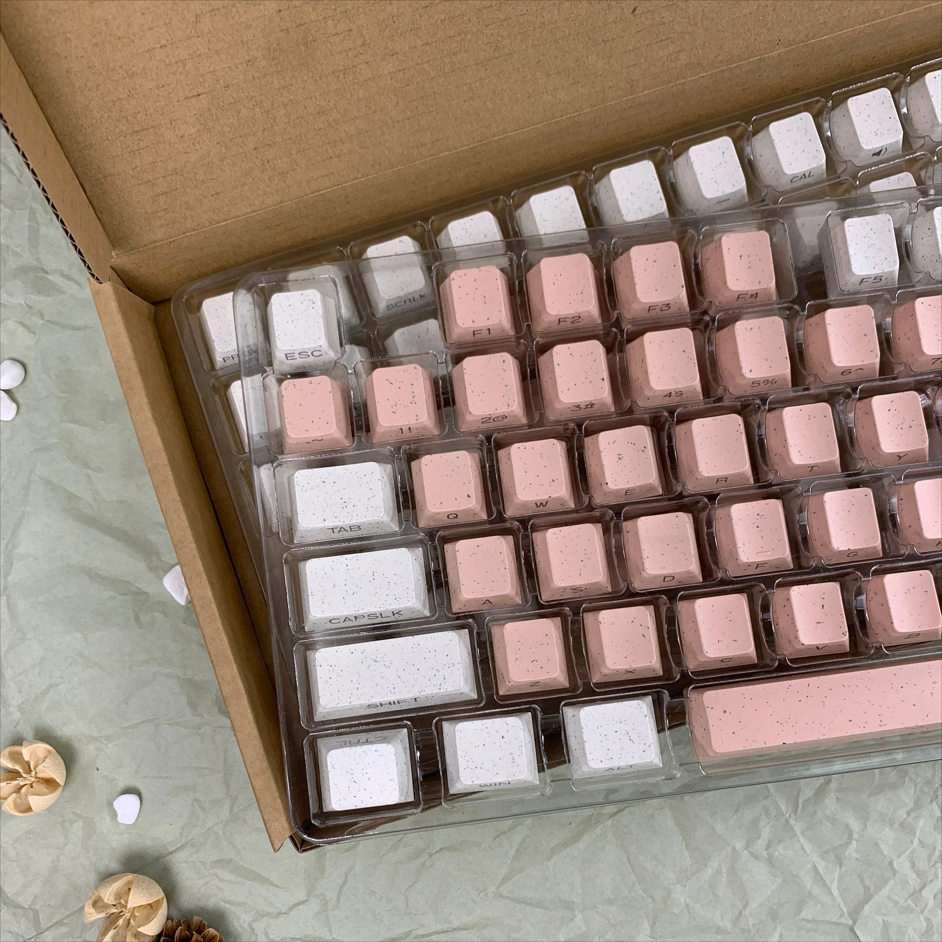 White powder double spell or pure white original side engraving light-transmitting PBT skin material 131 key small full set
White powder double spell or pure white original side engraving light-transmitting PBT skin material 131 key small full set