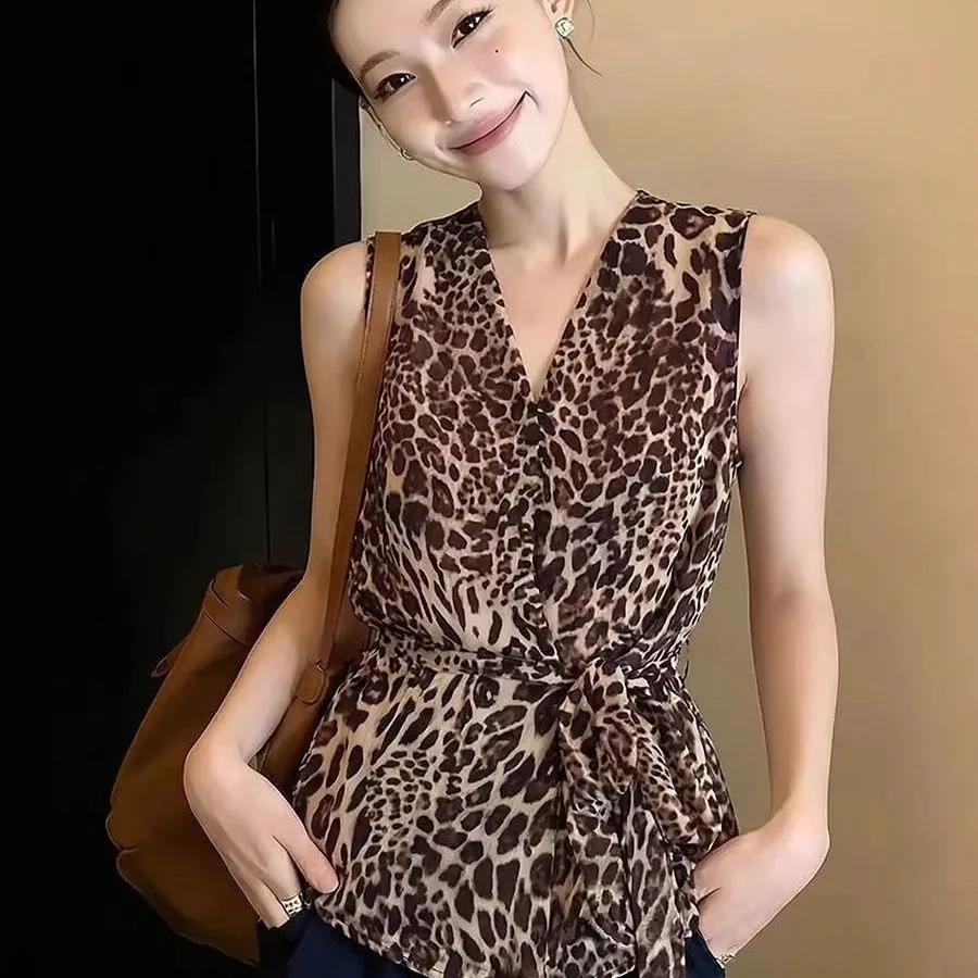 American Style Sweet Cool Girl Leopard Print Neck Hanging V-neck Strapless Vest Women Early Spring 2026 New Outwear Sleeveles...
American Style Sweet Cool Girl Leopard Print Neck Hanging V-neck Strapless Vest Women Early Spring 2026 New Outwear Sleeveles...