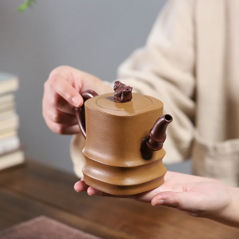 Handmade Yixing Famous Ore Segment Mud Purple Clay Pot High-Rise Teapot Set 310cc
Handmade Yixing Famous Ore Segment Mud Purple Clay Pot High-Rise Teapot Set 310cc