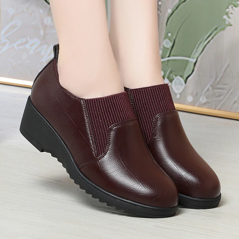2024 Spring Fashion Comfortable Deep Mouth Soft Leather Loafers Women Platform Wedges Anti-slip Office Mom Work Shoes
2024 Spring Fashion Comfortable Deep Mouth Soft Leather Loafers Women Platform Wedges Anti-slip Office Mom Work Shoes