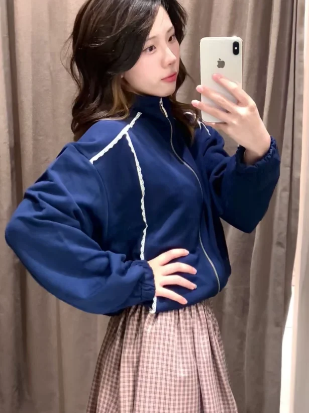 Новая осенняя женская куртка-свитшот в американском ретро-стиле с длинными рукавами, воротником-стойкой, свободного кроя, с цветочным кружевом
Новая осенняя женская куртка-свитшот в американском ретро-стиле с длинными рукавами, воротником-стойкой, свободного кроя, с цветочным кружевом