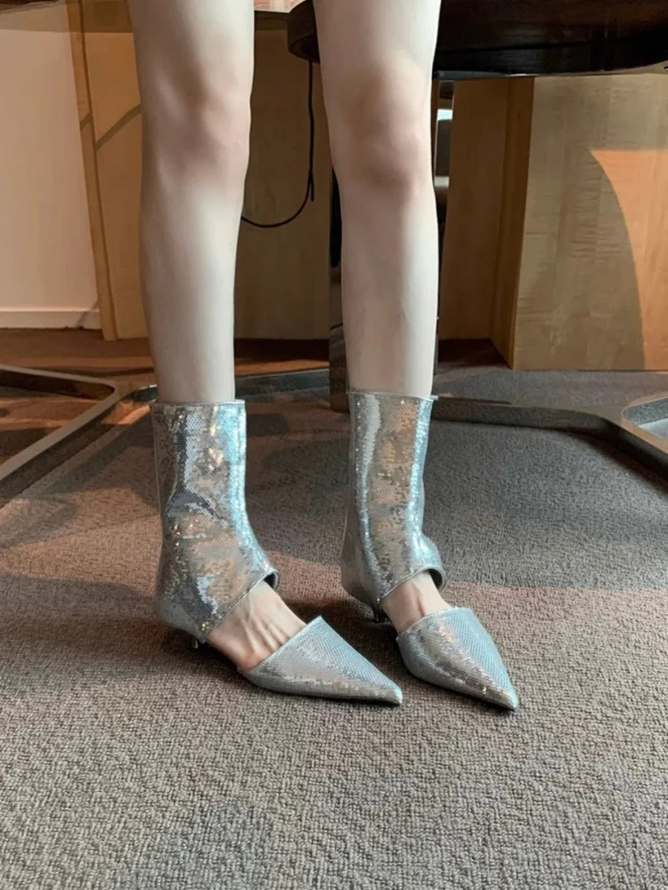 Летние супер огненные тонкие ботинки, новинка 2023 года, короткие серебряные ботинки с острым кошачьим каблуком и блестками, крутые ботинки
Летние супер огненные тонкие ботинки, новинка 2023 года, короткие серебряные ботинки с острым кошачьим каблуком и блестками, крутые ботинки