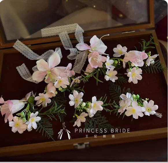 Senshi sweet age-reducing pink campanula bow clip modeling headdress set with makeup hair.
Senshi sweet age-reducing pink campanula bow clip modeling headdress set with makeup hair.