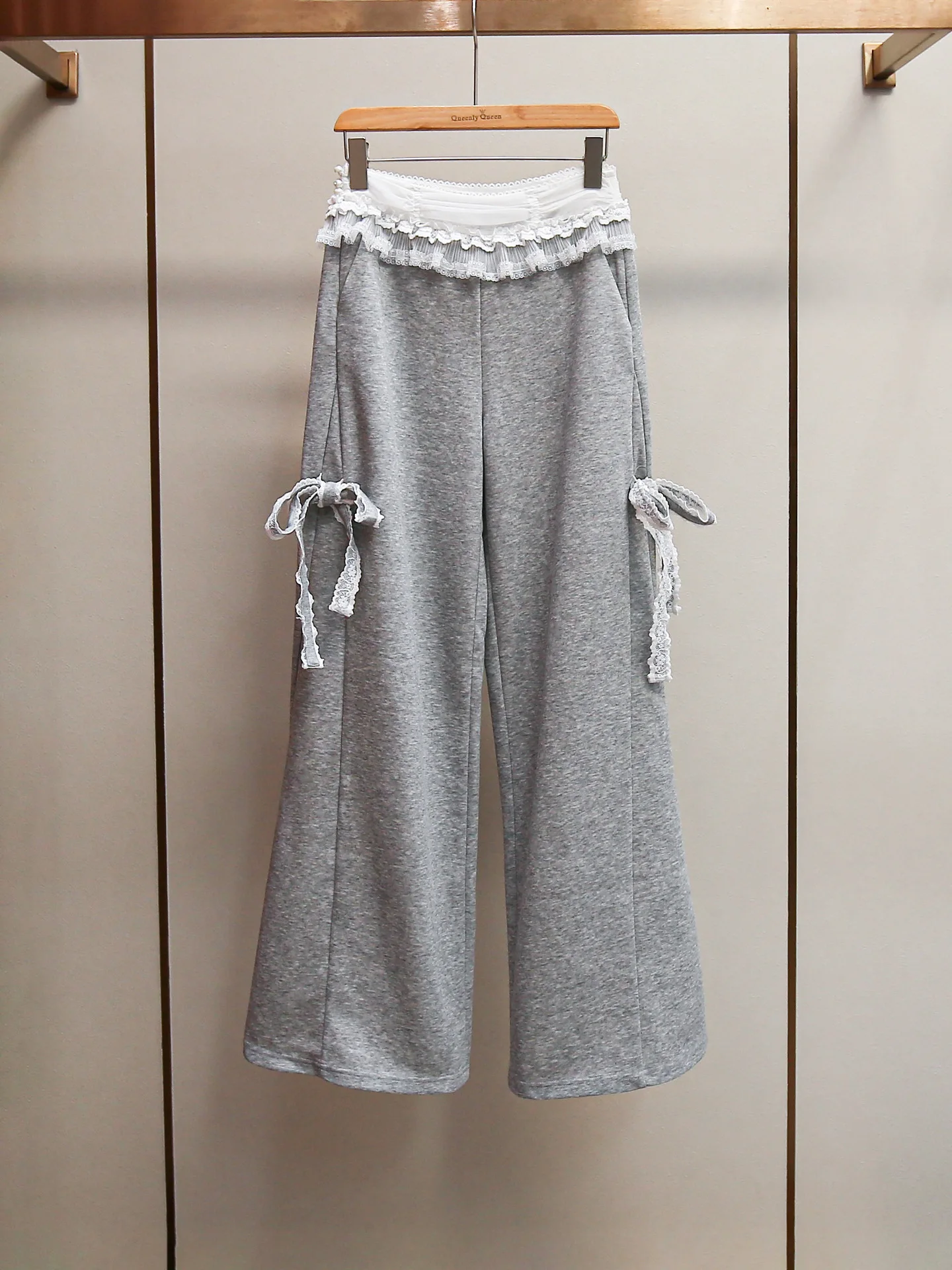 Ballet style flanged splicing micro-rave pants temperament casual gray casual pants lace lace-up women's pants 2025 summer new
Ballet style flanged splicing micro-rave pants temperament casual gray casual pants lace lace-up women's pants 2025 summer new