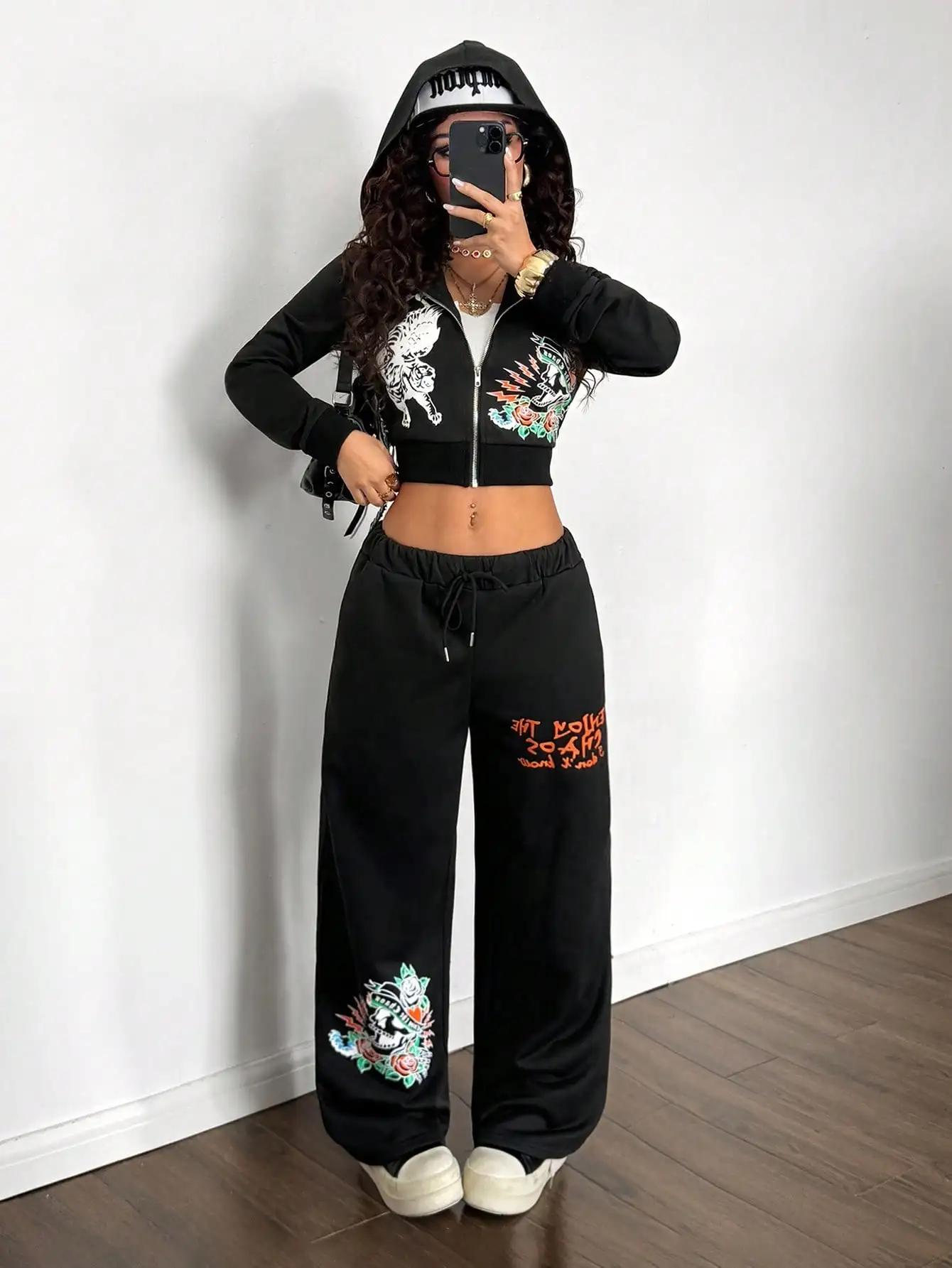 Женский укороченный худи и спортивные брюки с принтом черепа в уличном стиле, комплект из 2 предметов
Женский укороченный худи и спортивные брюки с принтом черепа в уличном стиле, комплект из 2 предметов