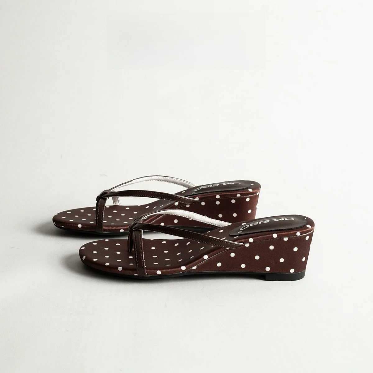 Retro Polka Dot Wedge Sandals Women Summer Outdoor Wear Gentle Tonic Match Skirts Beach High Heel Thong Slippers
Retro Polka Dot Wedge Sandals Women Summer Outdoor Wear Gentle Tonic Match Skirts Beach High Heel Thong Slippers