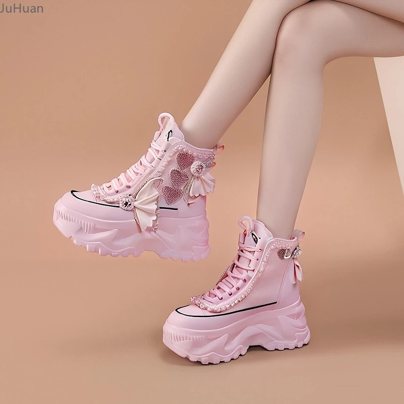 Весенне-летняя модная женская обувь в стиле Лолиты, розовые короткие сапоги, милый дизайн для девочек, высокие туфли с крыльями бабочки и жемчугом со стразами 
Весенне-летняя модная женская обувь в стиле Лолиты, розовые короткие сапоги, милый дизайн для девочек, высокие туфли с крыльями бабочки и жемчугом со стразами
