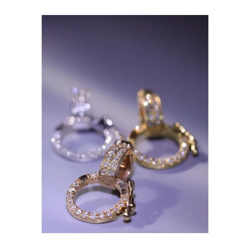Color Plated Universal Buckle Pendant Buckle Necklace Buckle Head Diamond Edition Wear Multifunctional Buckle Versatile Jewelry
Color Plated Universal Buckle Pendant Buckle Necklace Buckle Head Diamond Edition Wear Multifunctional Buckle Versatile Jewelry
