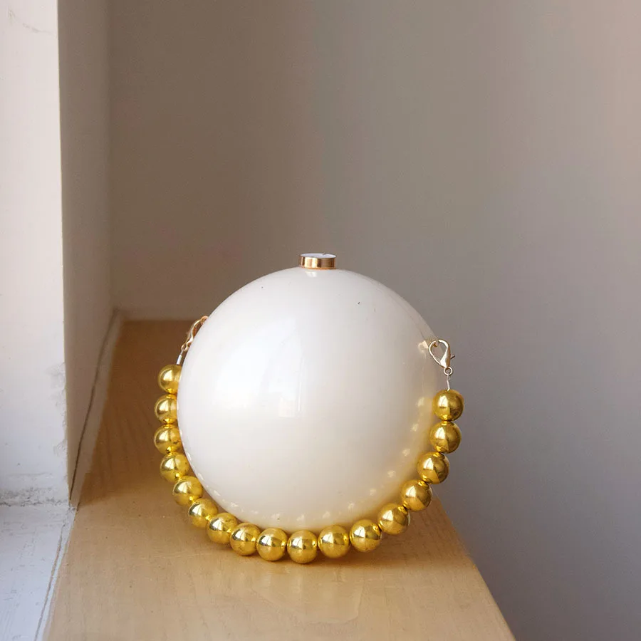 French Style Pure White Glossy Acrylic Handbag Fashion Beaded Handle Spherical Evening Bag Cocktail Party Purse Clutch
French Style Pure White Glossy Acrylic Handbag Fashion Beaded Handle Spherical Evening Bag Cocktail Party Purse Clutch