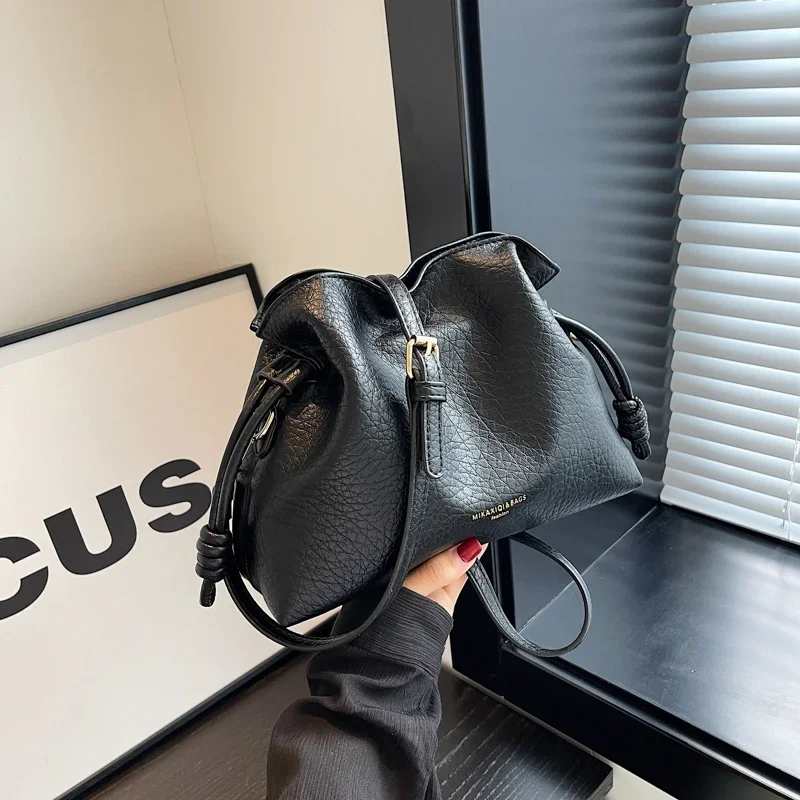 High Quality PU Drawstring Shoulder Bag Fashion Versatile Material Dumpling Retro New Sweet Women's Commuter Bag WT1108
High Quality PU Drawstring Shoulder Bag Fashion Versatile Material Dumpling Retro New Sweet Women's Commuter Bag WT1108
