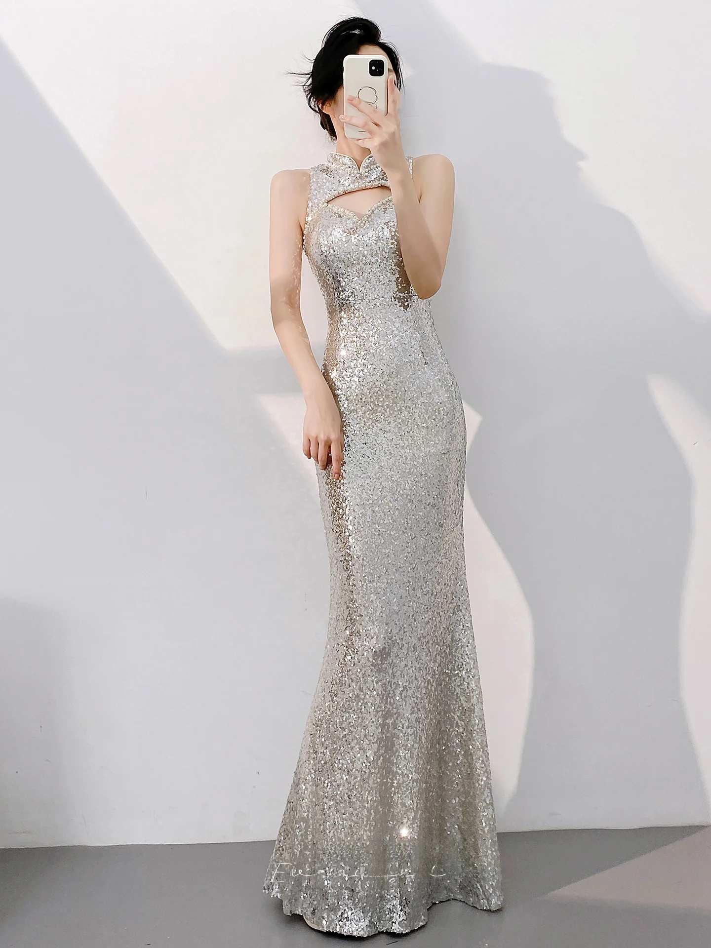 Элегантное серебристое китайское вечернее платье для женщин, модное, с пайетками, фасон «рыбий хвост», для ведущих, класса люкс, уникальное, длинное
Элегантное серебристое китайское вечернее платье для женщин, модное, с пайетками, фасон «рыбий хвост», для ведущих, класса люкс, уникальное, длинное