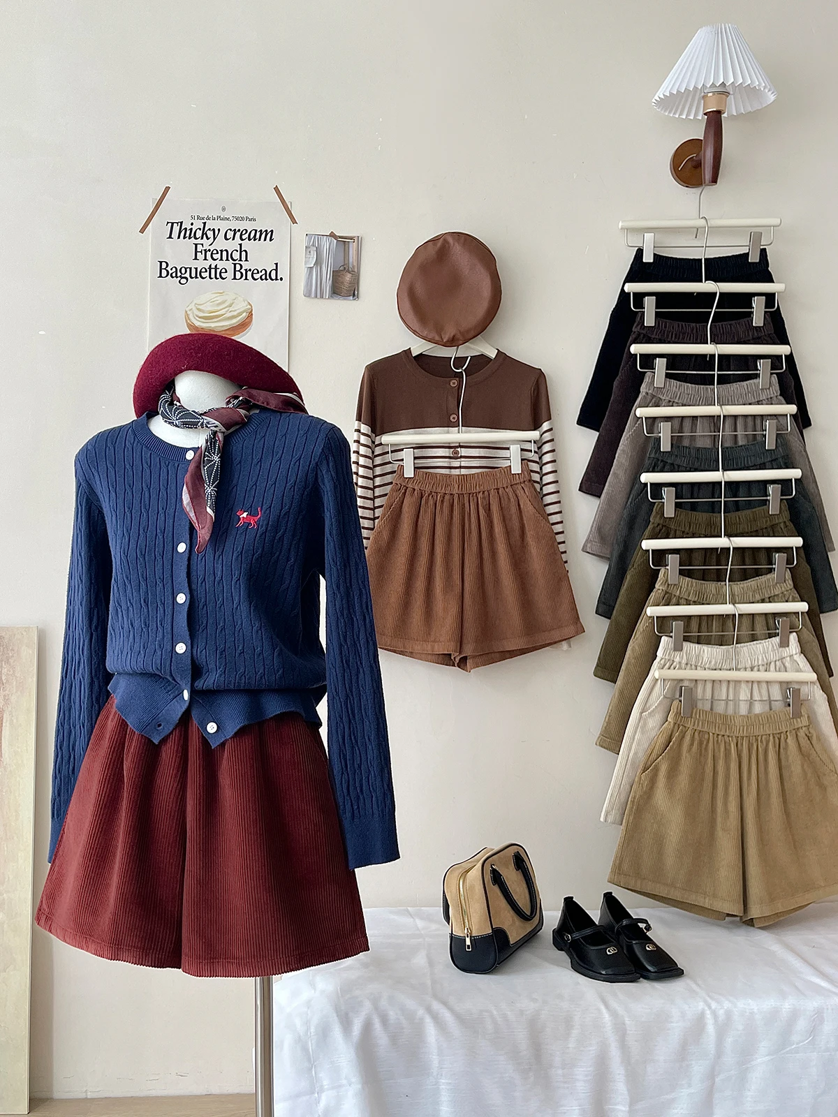 Женские осенне-зимние вельветовые шорты с эластичной резинкой на талии и широкими штанинами, женские повседневные однотонные свободные короткие брюки с высокой талией
Женские осенне-зимние вельветовые шорты с эластичной резинкой на талии и широкими штанинами, женские повседневные однотонные свободные короткие брюки с высокой талией