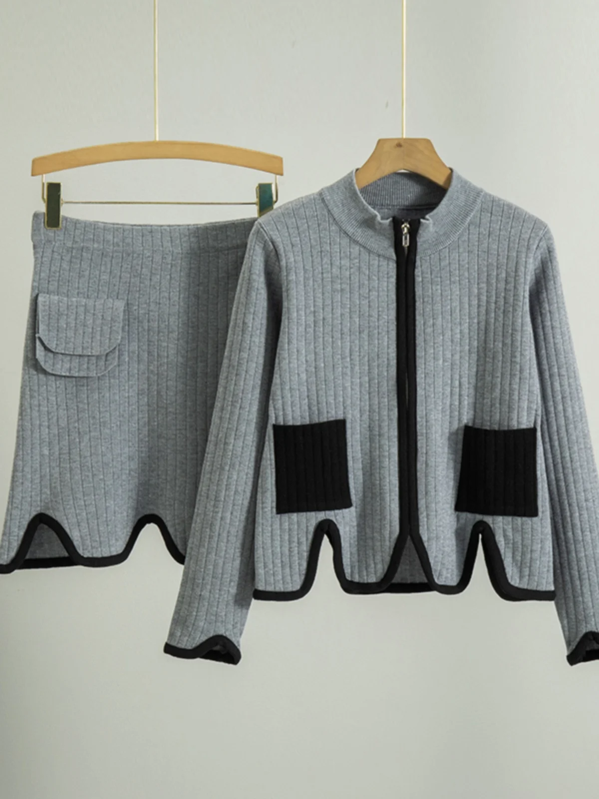 ay Вязаный комплект для женщин ранней осени цвета Blo ket Открытый кардиган на молнии и юбка Ele комплект из двух предметов Faionable
ay Вязаный комплект для женщин ранней осени цвета Blo ket Открытый кардиган на молнии и юбка Ele комплект из двух предметов Faionable