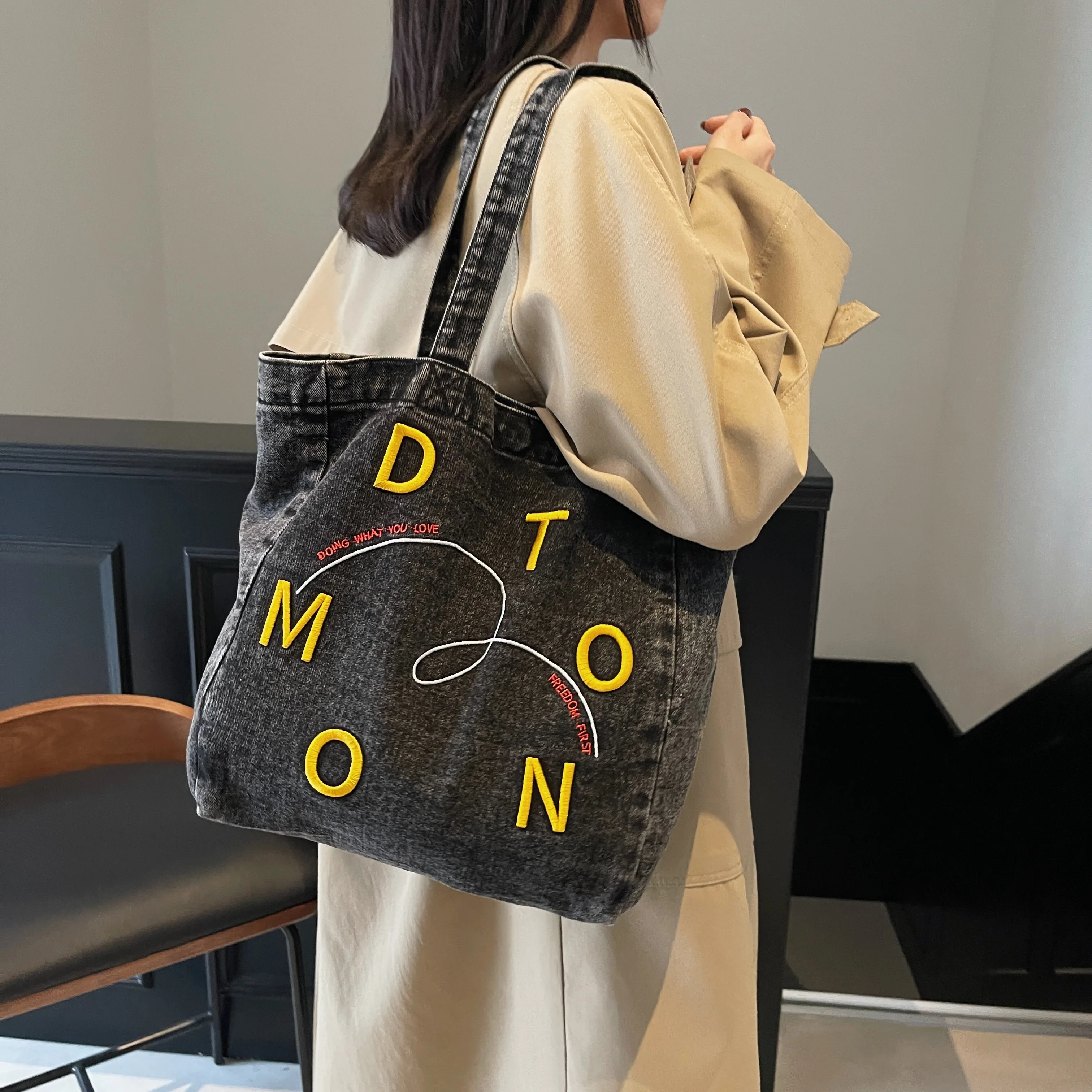 High appearance canvas bag, commuting large capacity tote bag, fashionable and versatile shoulder bag, simple hand-held bag
High appearance canvas bag, commuting large capacity tote bag, fashionable and versatile shoulder bag, simple hand-held bag