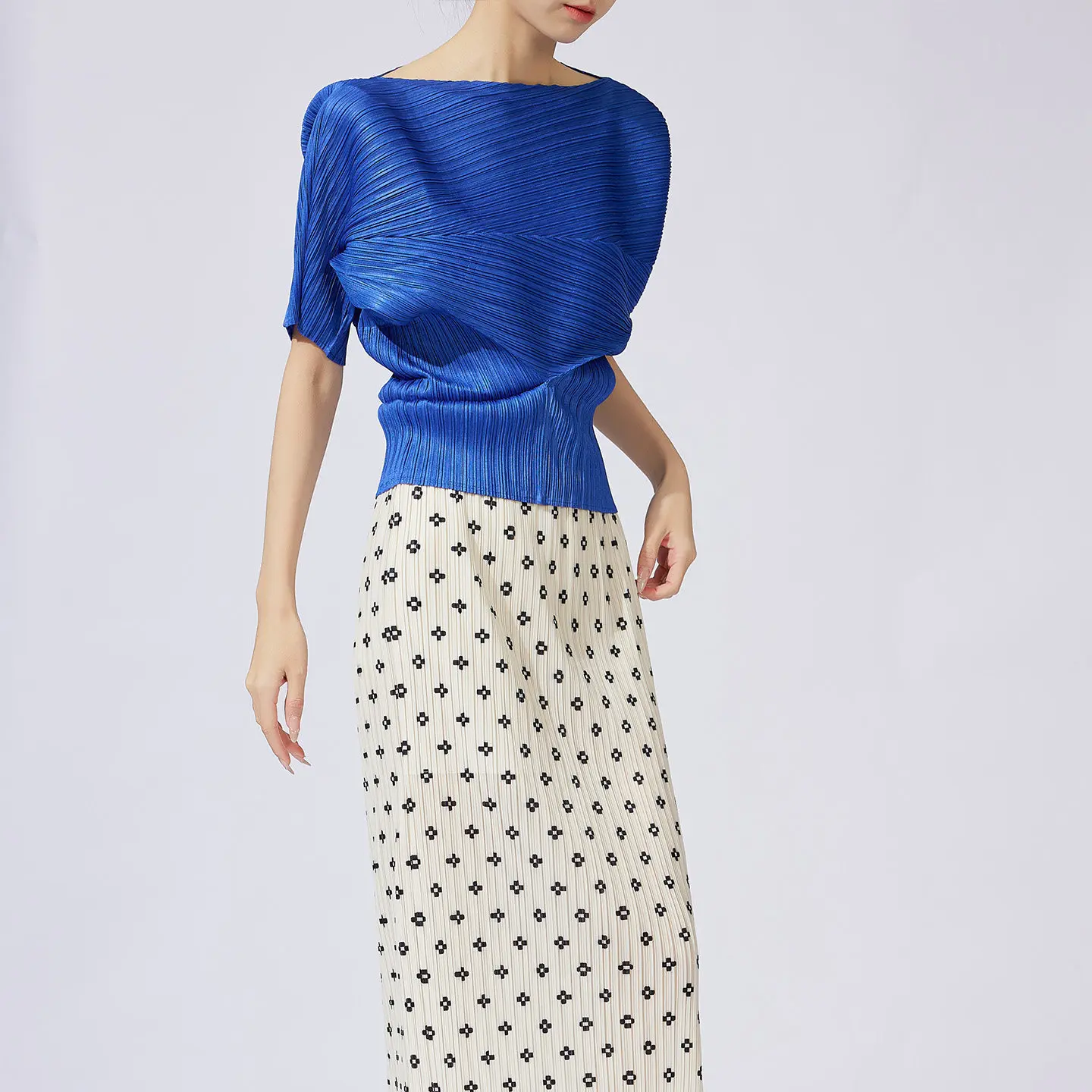 Miyake Pleated 2026 New Spring Polka Dot Print Bustier Skirt Women Casual and Elegant Wind Solid Color Mid-length Skirt Pleat
Miyake Pleated 2026 New Spring Polka Dot Print Bustier Skirt Women Casual and Elegant Wind Solid Color Mid-length Skirt Pleat