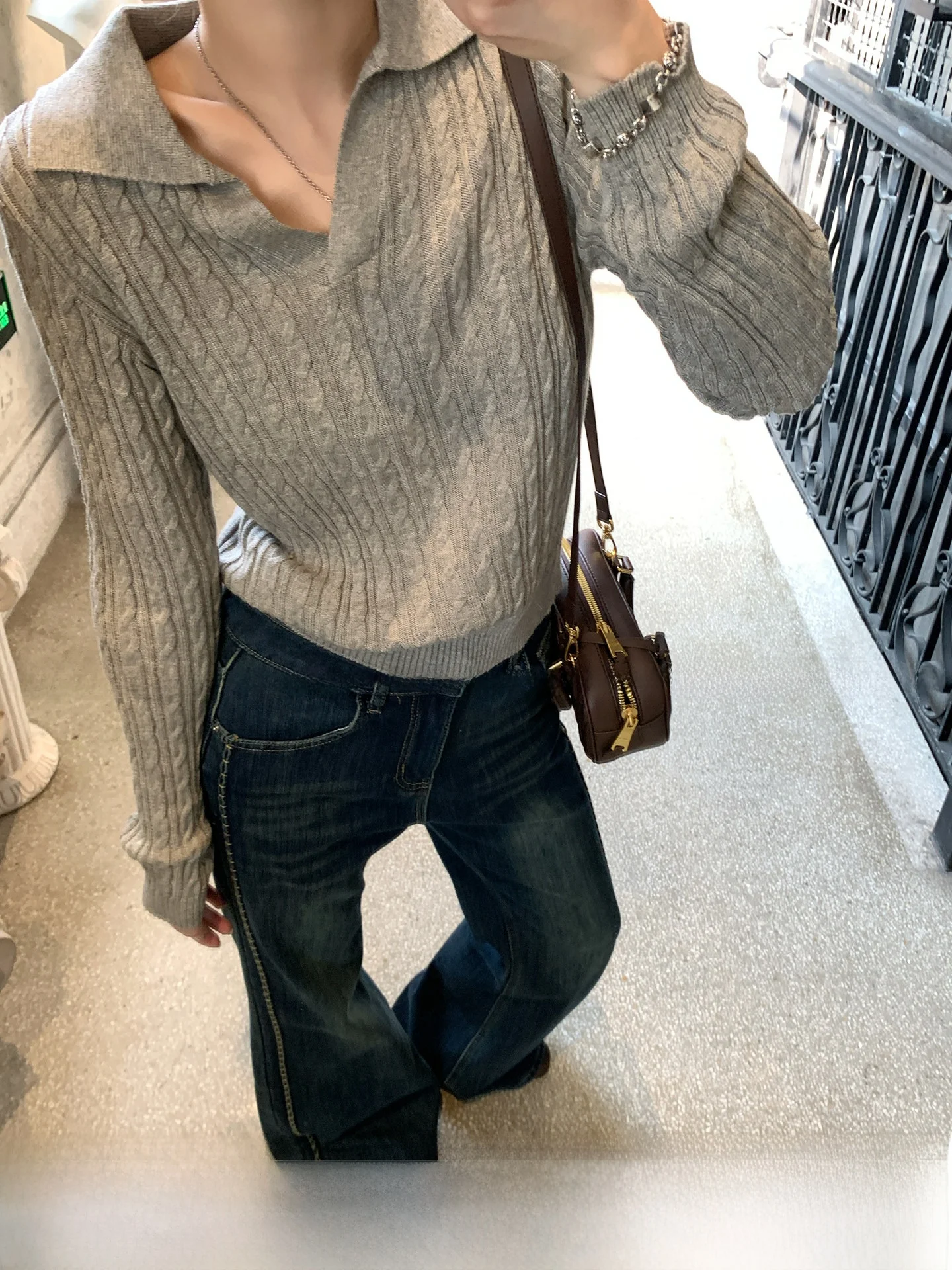 Свободный вязаный топ с длинным рукавом для женщин: повседневный стиль, осень-зима, новая модная универсальная женская вязаная рубашка
Свободный вязаный топ с длинным рукавом для женщин: повседневный стиль, осень-зима, новая модная универсальная женская вязаная рубашка